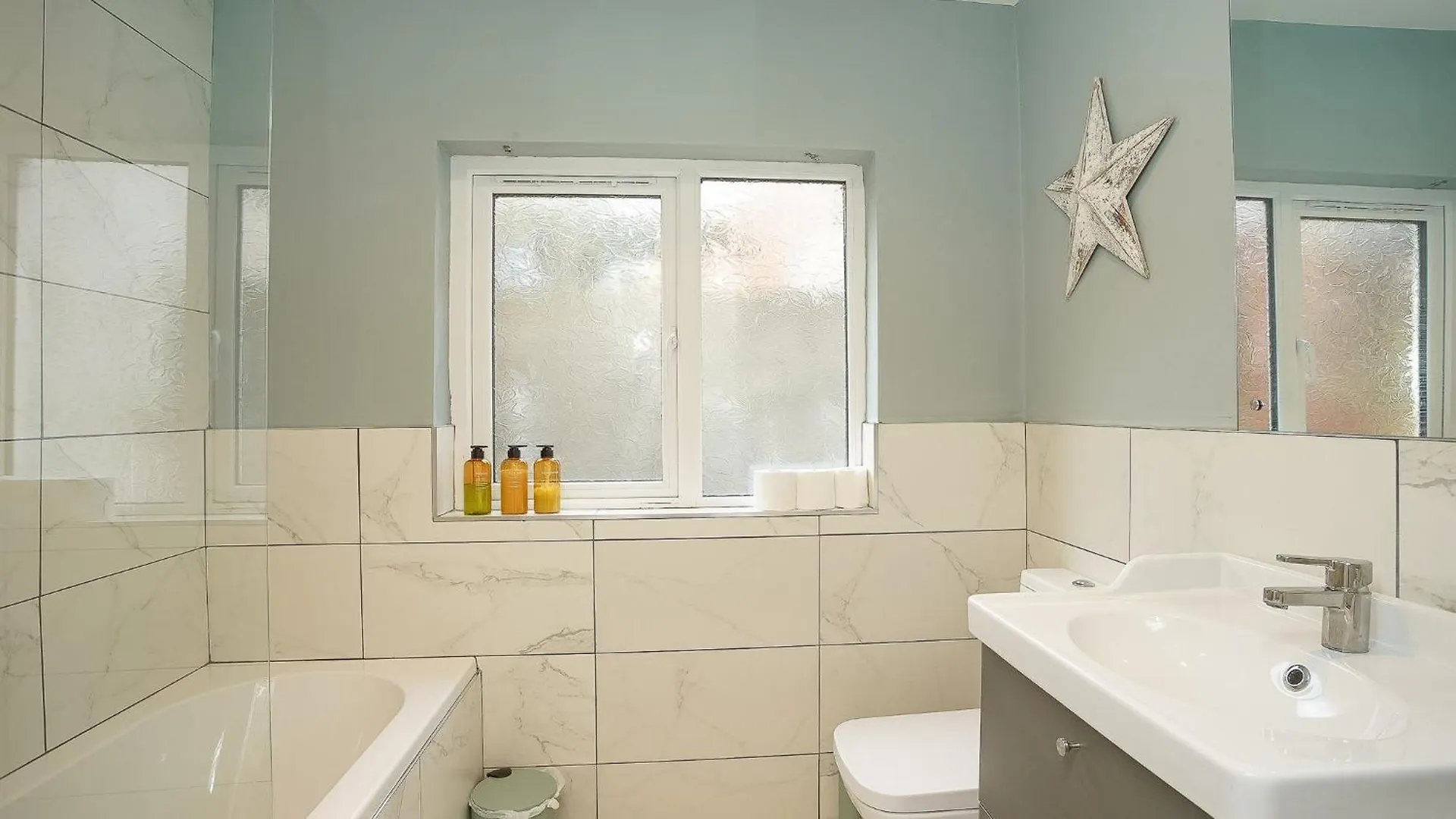 1 Bedroom Apartment With Bath Belfast 0*,